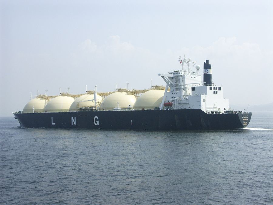 Archive: Moss-type LNG carrier Shahamah underway in the Uraga Channel, Japan, 25 Aug 2007 (青空白帆, CC BY 2.1 JP). Not YANGZE LNG 01, not Yangzijiang / Yangzi Xinfu Shipbuilding, not the Oman–Shenzhen maiden commercial run, and not a Chinese private-yard hull.