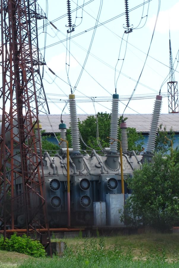Archive: High-voltage 330 kV power transformer unit, 6 Jun 2010 (Novoklimov, CC BY 4.0). Not the Gallman, Mississippi Hitachi Energy factory announcement of 15 September 2026, not a Crystal Springs day-of, and not a groundbreaking ceremony still.
