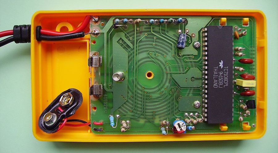 Archive: Close-up of a populated printed circuit board, 9 Nov 2011 (Cjp24, CC BY-SA 3.0). Not Calumet Electronics CAST, not the 3 September 2026 opening ceremony, not a Class 1000 SAP clean-room still, and not Upper Peninsula plant photography.