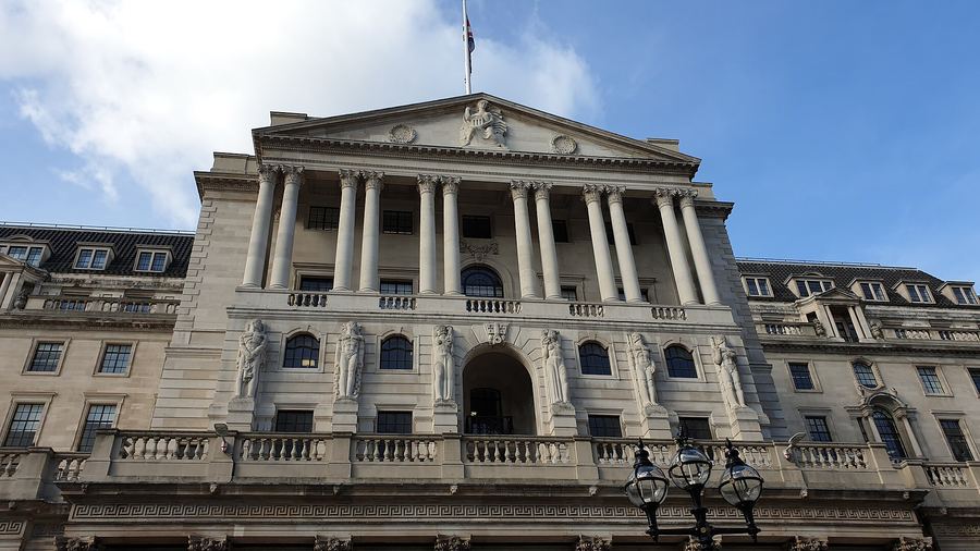Archive: neoclassical front façade of the Bank of England headquarters on Threadneedle Street, London — Corinthian colonnade, sculpted figures, pediment, Union Flag (Michael / Bacon Noodles, CC0, 11 Oct 2021). Not the 17 September 2026 MPC decision day, not Governor Bailey’s broadcast interview, not Threadneedle Street day-of press photography, and not an APF auction still.
