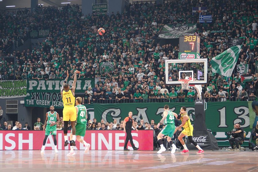 Archive: Nigel Hayes-Davis #11 Fenerbahçe jump shot vs Panathinaikos, EuroLeague OAKA, 4 Feb 2025 (Zafer, CC BY 4.0). Not this week’s 24–25 September 2026 Round 1 openers; not day-of tip photography.