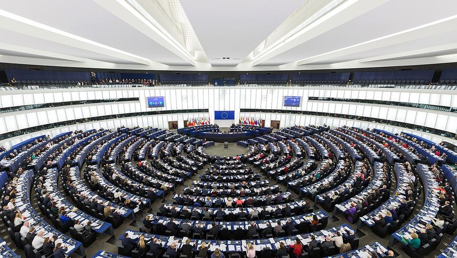 Archive: European Parliament hemicycle (Wikimedia Commons; File title Soft FLAG). Not the 16 September 2026 SOTEU address and not von der Leyen/Carney day-of photography.