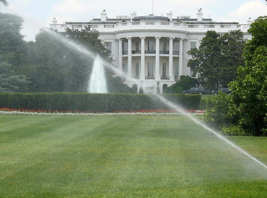 Archive: South facade of the White House across the South Lawn, Washington, D.C. — columns, balcony and fountain. Ad Meskens, License CC BY-SA 3.0. Not the 26 September 2026 announcement after the US–China summit, not day-of photography of the leaders, and not a ceremony still.