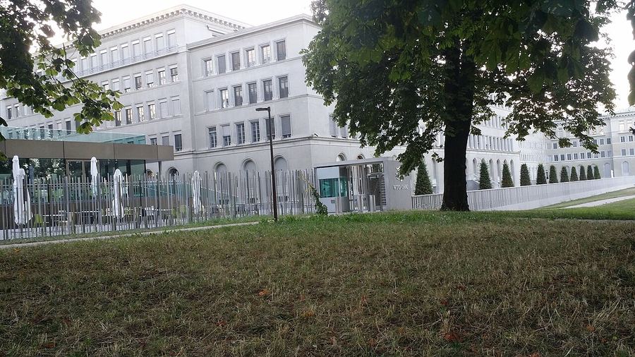 Archive: Centre William Rappard, the World Trade Organization headquarters, Geneva — neoclassical facade and park lawn. Shev123 (CC0). Not the 25 September 2026 opening of the panel on Russia’s case, not day-of WTO or EU officials photography, and not a hearing-room still.