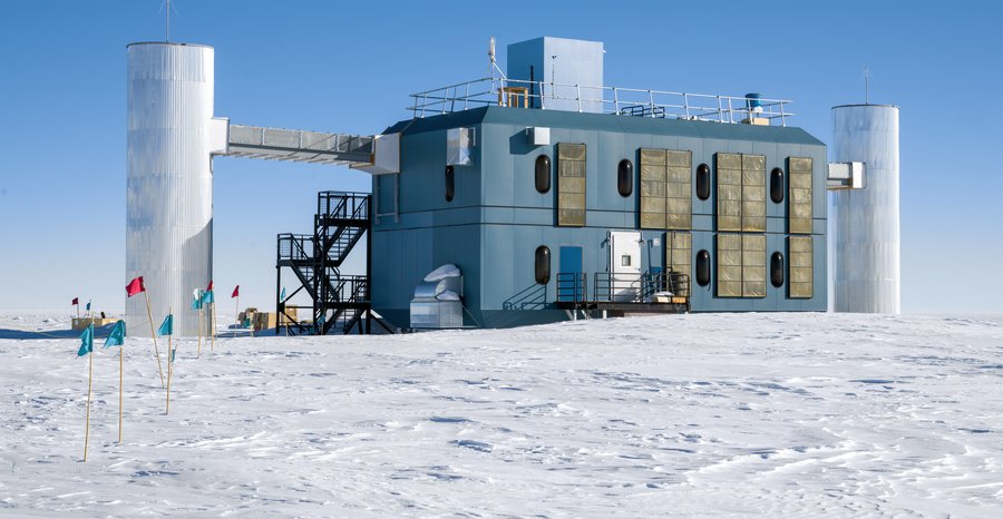 Archive photo: the IceCube Laboratory at the South Pole, the building that houses the computers for the light sensors buried in the ice below, in January 2023.