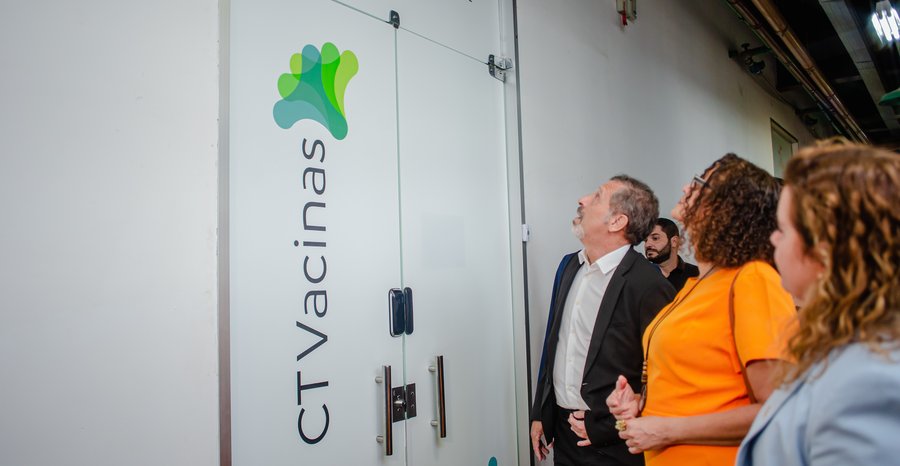 Archive photo: officials visit CTVacinas, the Federal University of Minas Gerais vaccine centre in Belo Horizonte where Vivaxin was developed, in March 2023.